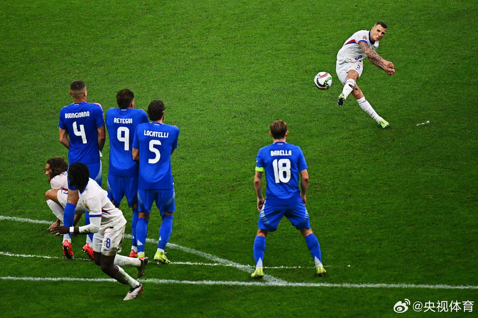 乐竟体育中文-欧冠赛场上演激烈对抗，强队争夺打入决赛(欧冠赛场上演激烈对抗,强队争夺打入决赛的是谁)